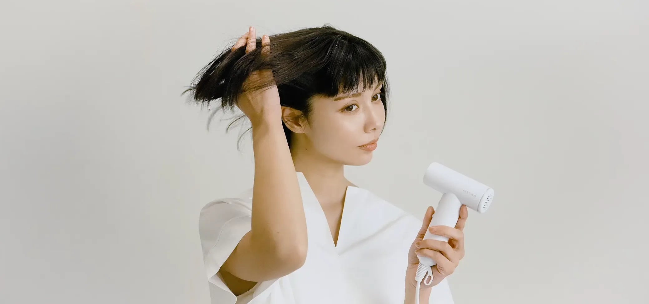 ツヤモイストドライヤー LIGHT ホワイトカラー ツヤモイスト® ドライヤー ライト | FESTINO フェスティノ 公式